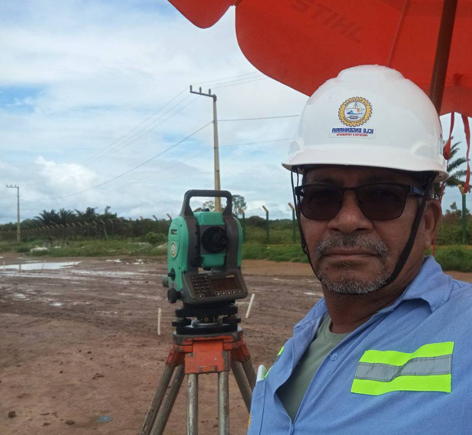 José Elci Brito, responsável pela ICLE Topografia, trabalhando em campo